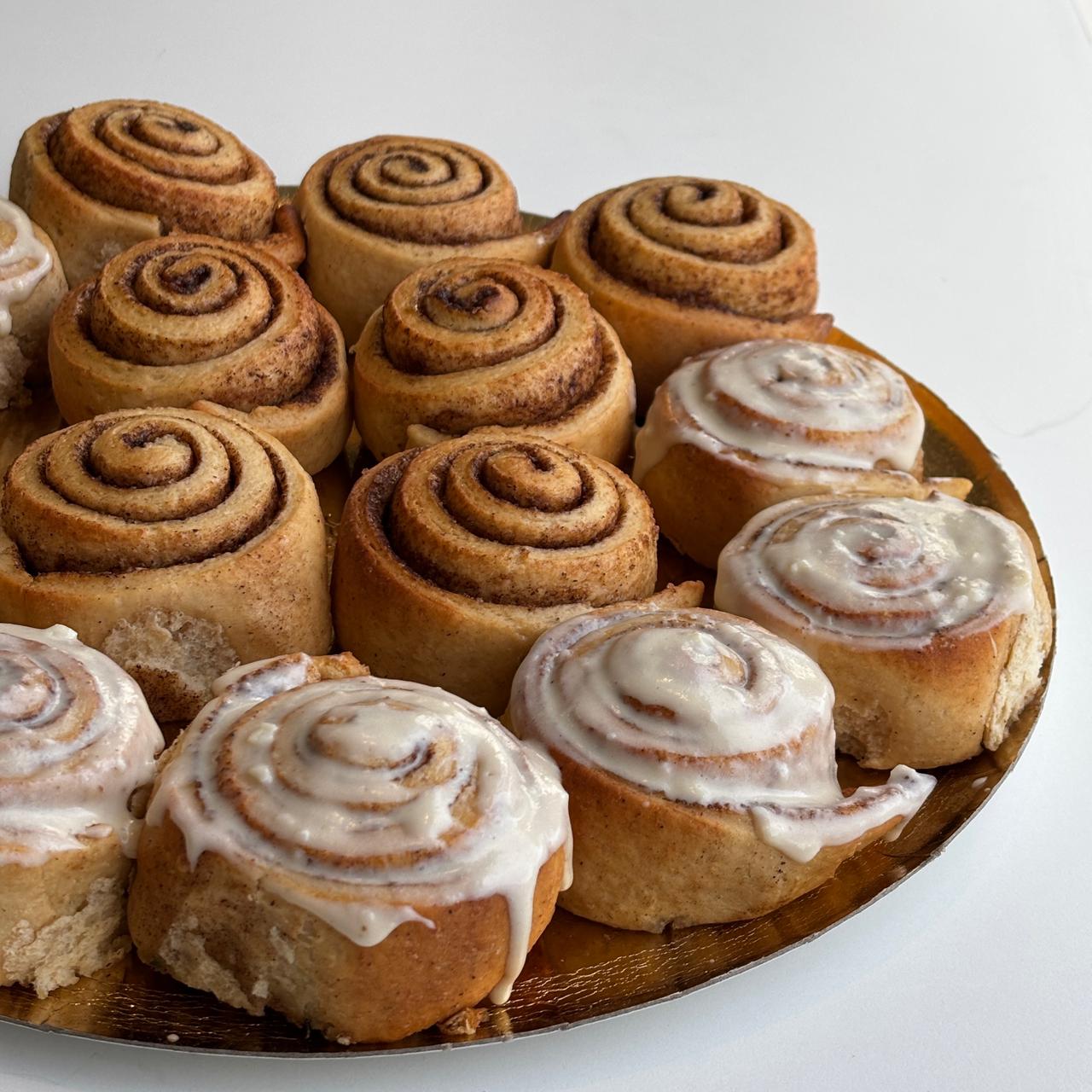 Bollería artesanal - Rollos de canela, alfajores y galletas